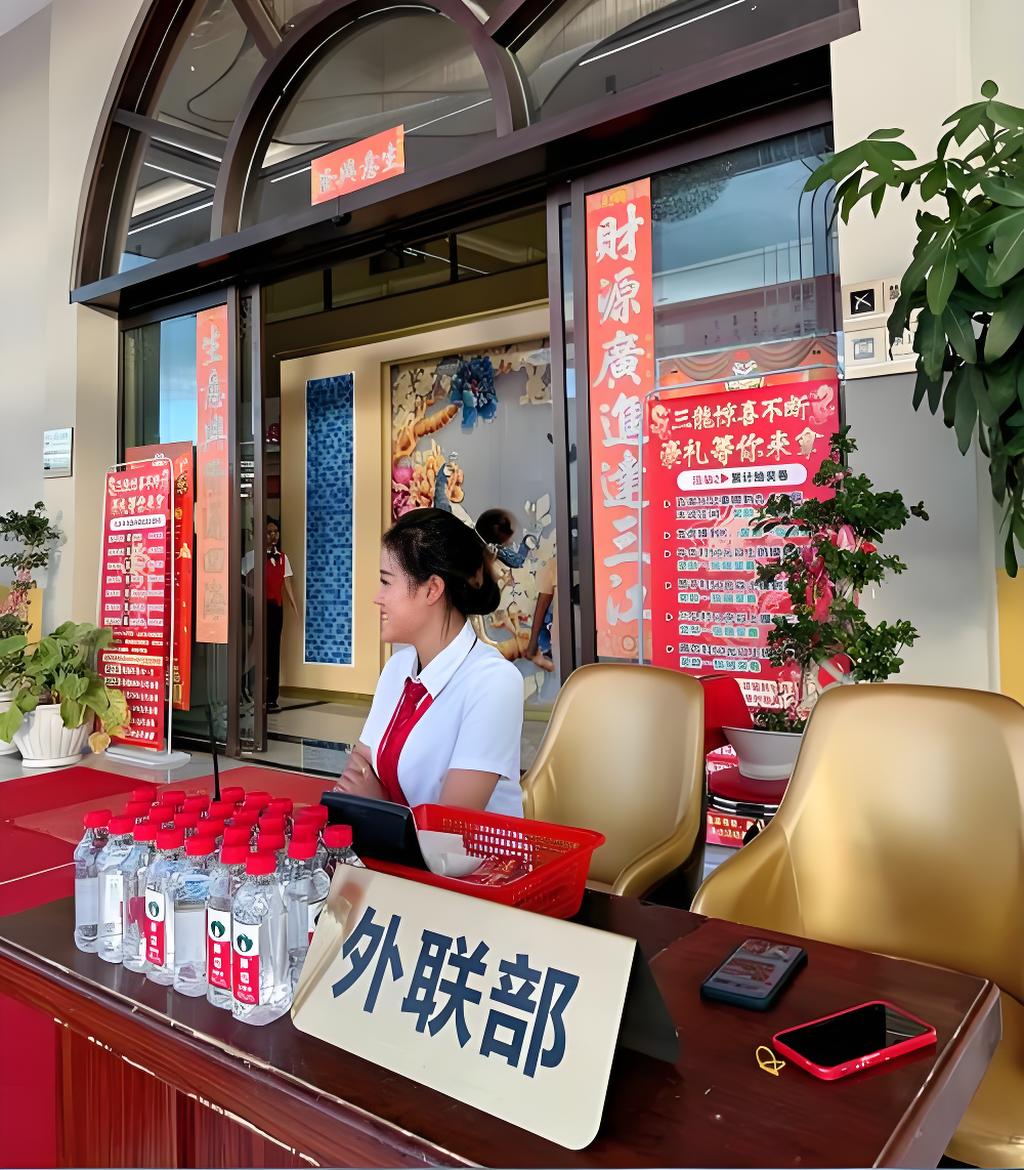 客服佩戴耳麦提供咨询支持的场景示意